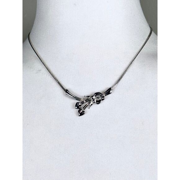 Vintage Monet Silver Herringbone Heart Flower Pendant Signed Collar Necklace - Picture 2 of 7